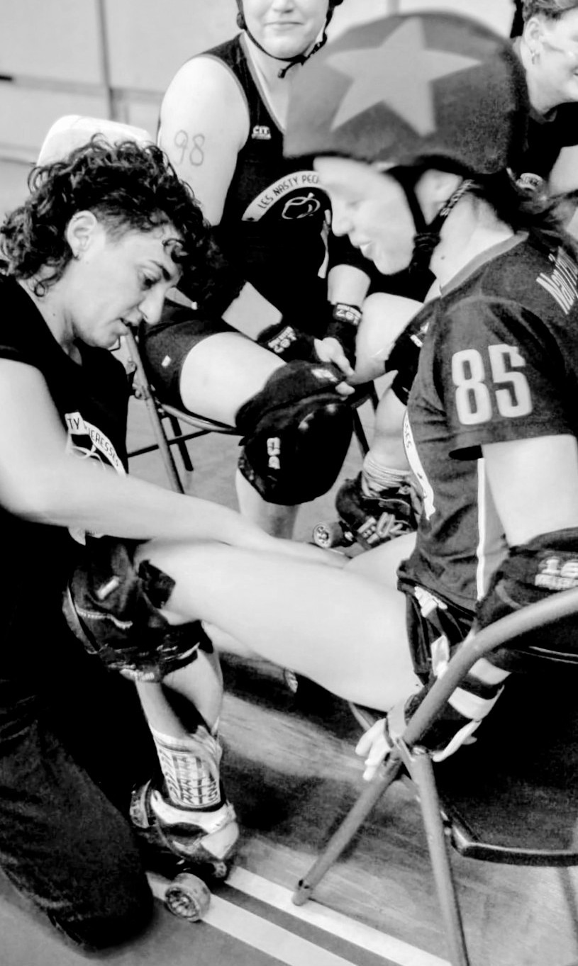 Stagiaire obeservant l'intensité de l'action sportive sur les corps